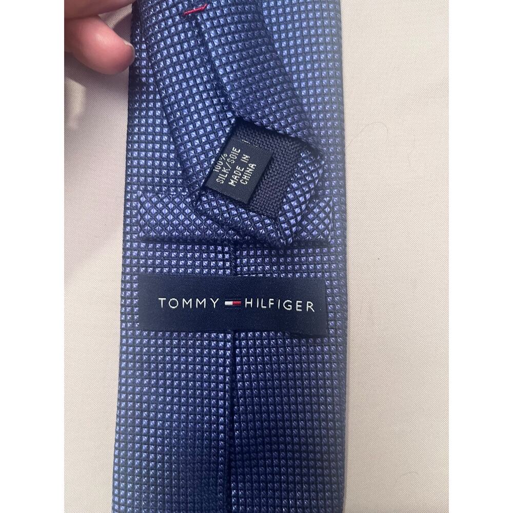 Tommy Hilfiger 100% Silk Men's Neck Tie Navy Blue Geometric 3" W x 60" L